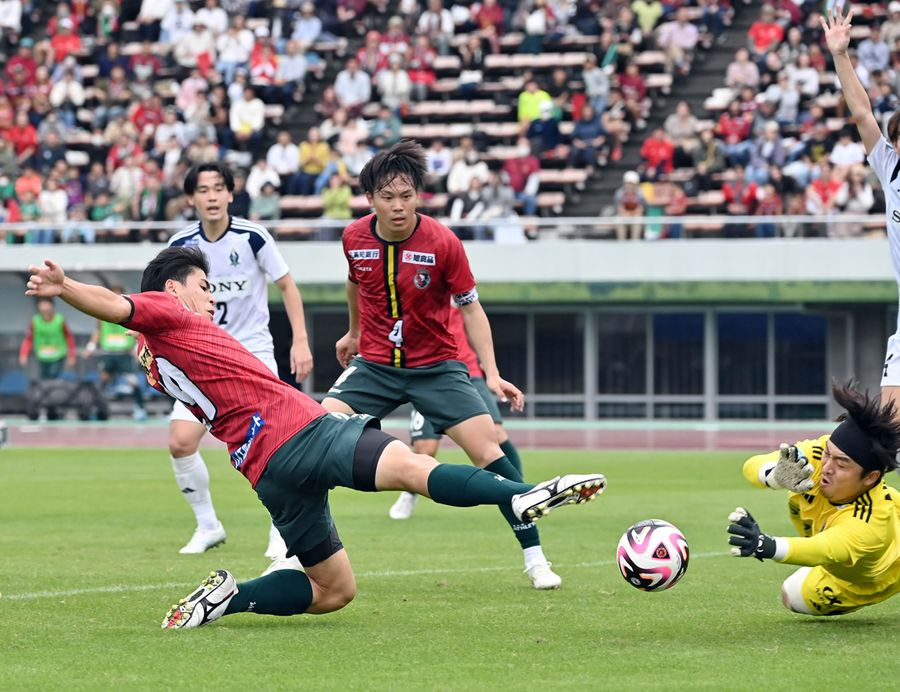 前節終盤、ソニー仙台ゴールに迫る高知Ｕ・内田＝左。優勝に望みをつなぐためにも一丸で勝ち点３を積み上げたい（１０日、春野陸上競技場）