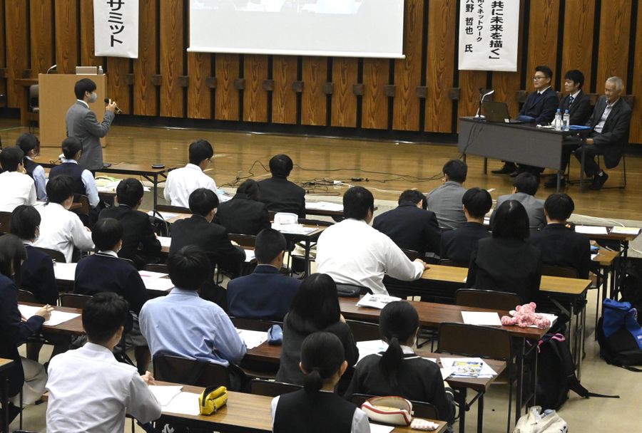 高知の高校生と東北の若者らが交流した「県防災サミット」（県庁正庁ホール）
