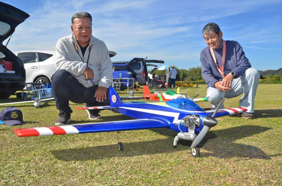 広々とした飛行場で自慢のラジコン機を見せ合うファンら（写真はいずれも高知市春野町西畑）