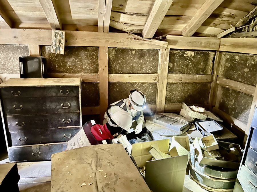 能登町で行われた文化財レスキューの活動風景(6月、いしかわ史料ネット提供)
