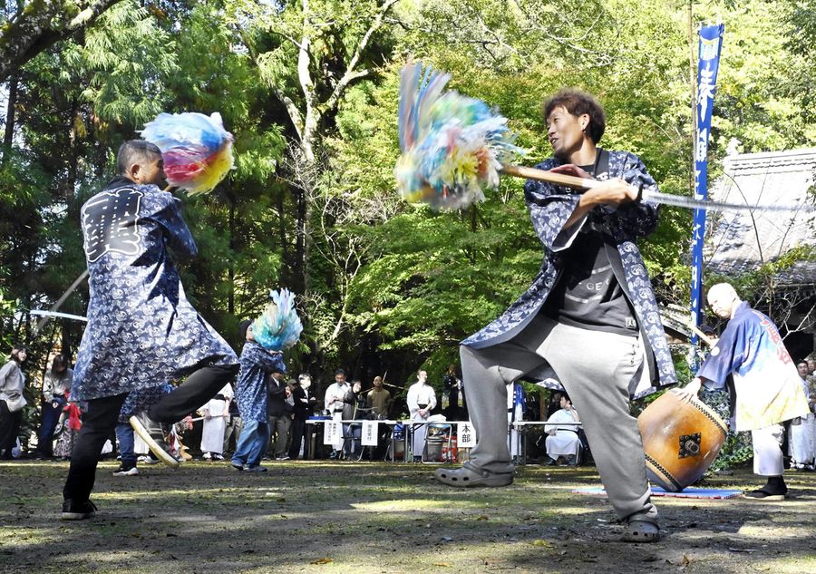 総社祭で勇壮な太刀踊りをする住民(三原村の五社神社)