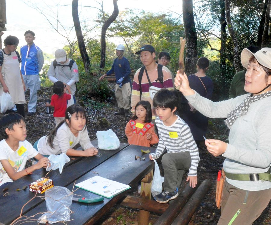 木のクラフト体験に挑戦する子どもら（高知市のアジロ自然の森）