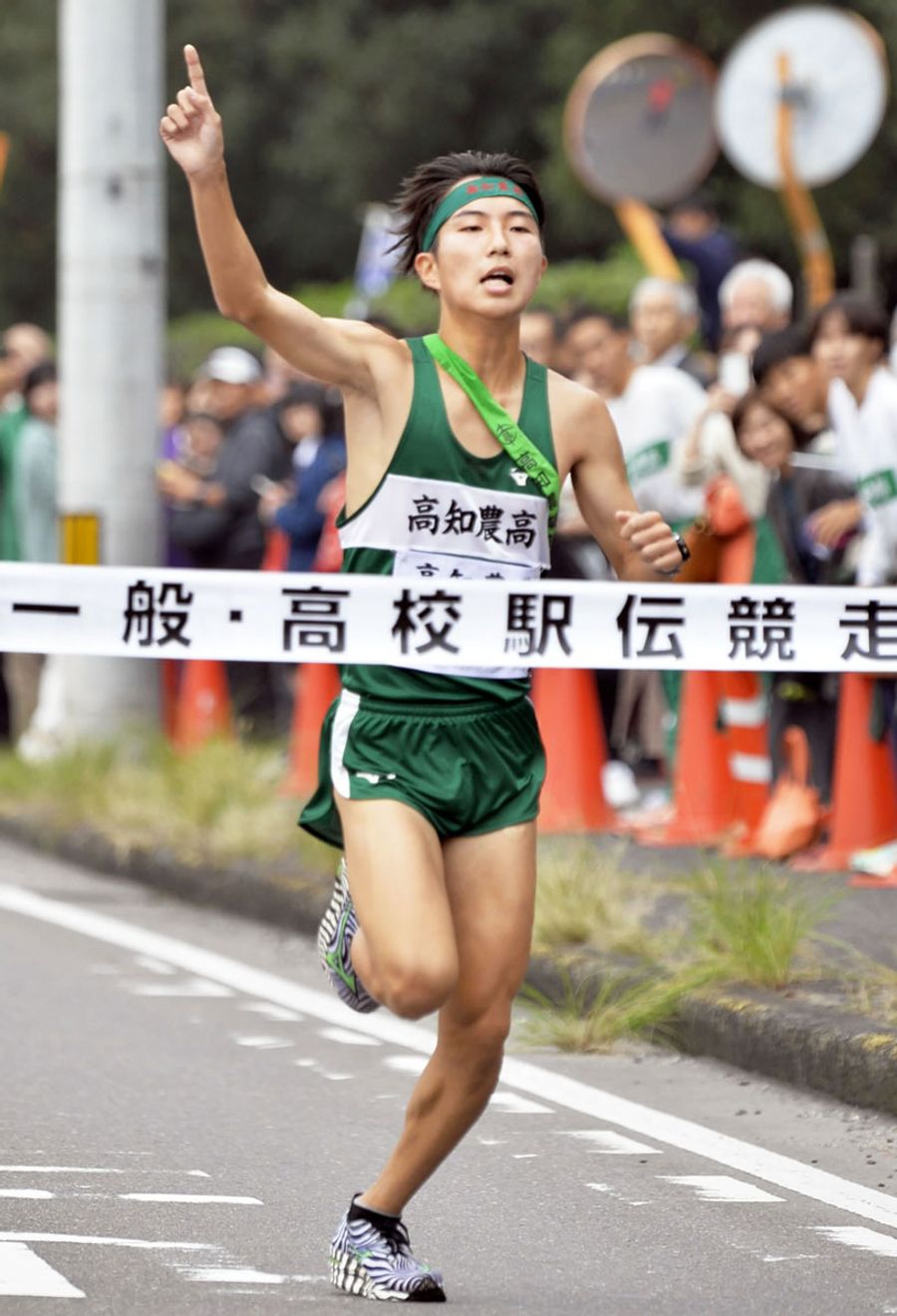 【高校男子】１位でゴールする高知農のアンカー林田大虎（香川県坂出市番の州公園前特設コース）