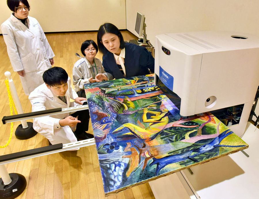 絵画用の蛍光Ｘ線分析装置を使って「少女と白鳥」を調査する田口かおり准教授＝右＝ら（高知市の県立美術館＝新田祐也撮影）