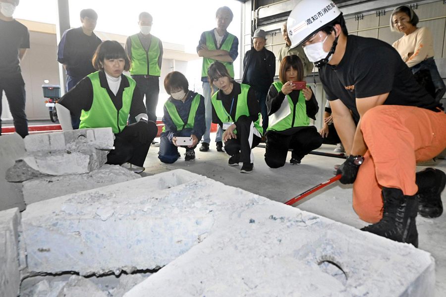 防災士の発案で、下敷きになった人の救出法を学んだ訓練(高知市秦南町1丁目の北消防署)