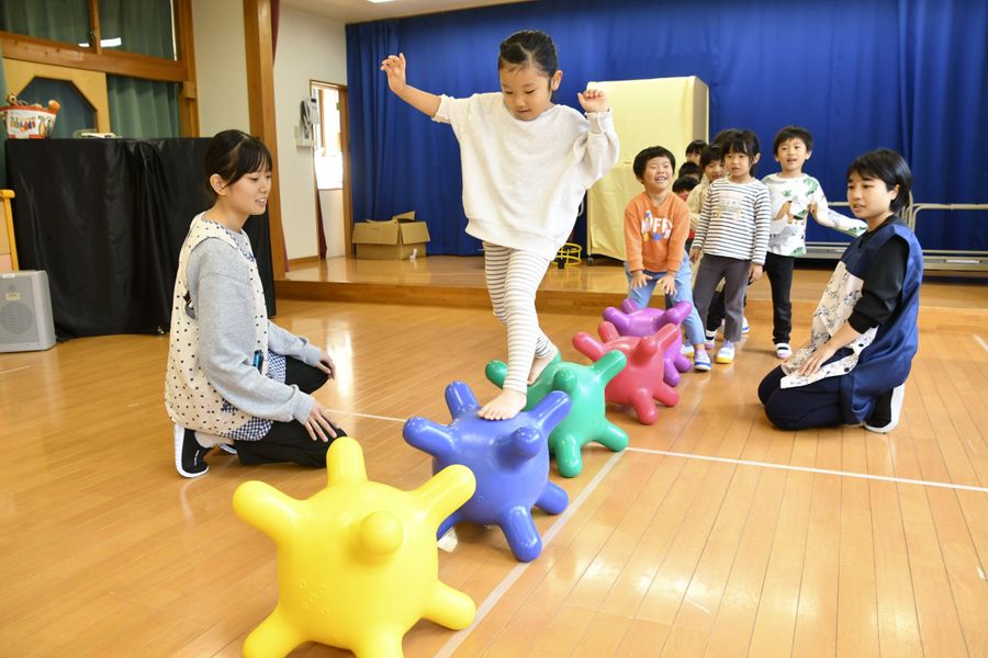 高齢女性の寄付金で購入したおもちゃを使って楽しむ園児たち（仁淀川町森）