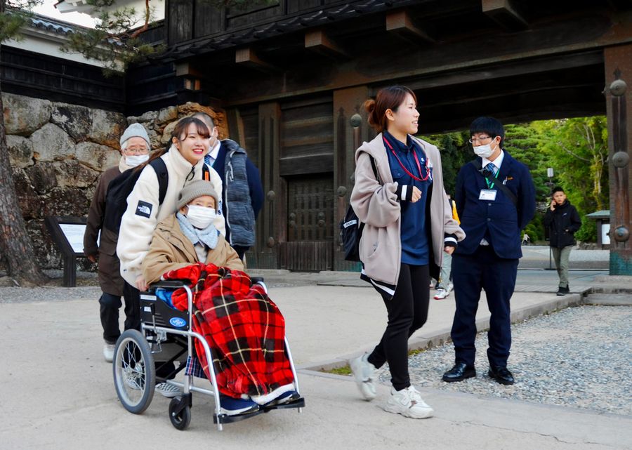 車いすで追手門を散策する１０１歳の女性（高知市の高知城）