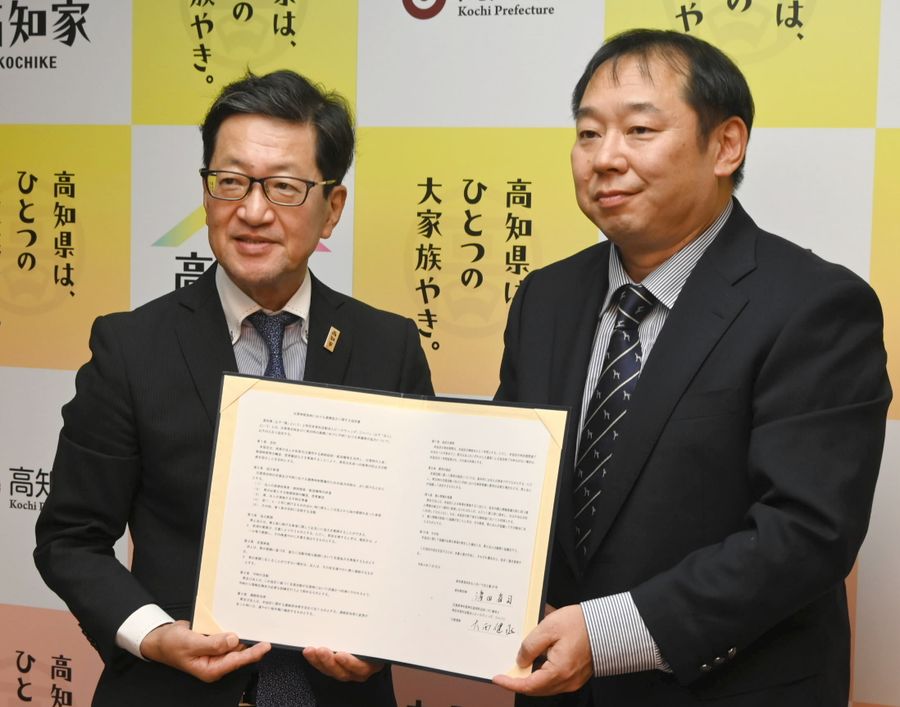 災害時の連携協定を結んだ浜田省司知事=左=とピースウィンズ・ジャパンの大西健丞代表理事(県庁)