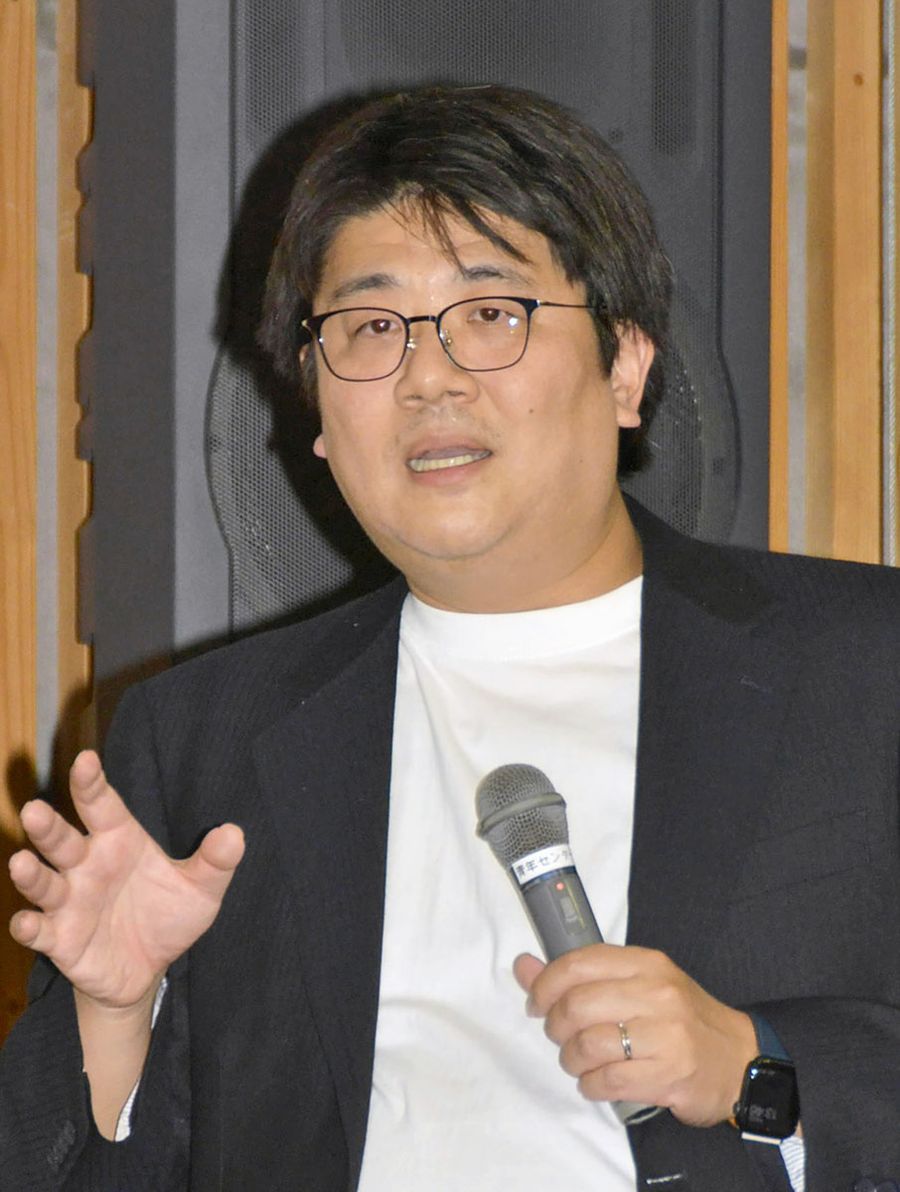 「子どもがはまっているゲームの世界観が分かるだけで保護者の不安は解消される」と語る海野順医師（高知市桟橋通２丁目のアスパルこうち）