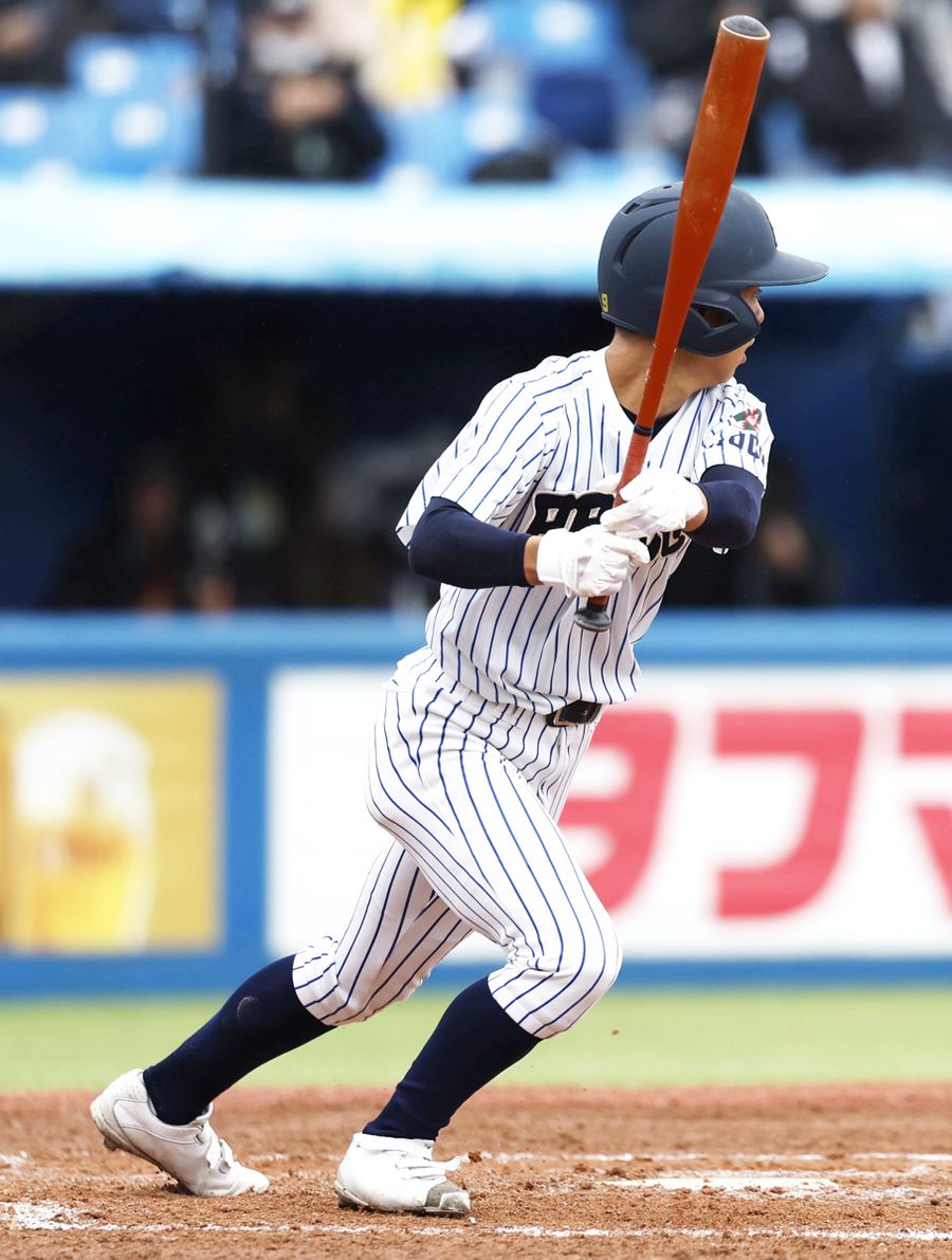 横浜の好投手織田から、チームの全２安打を放った松井（神宮）