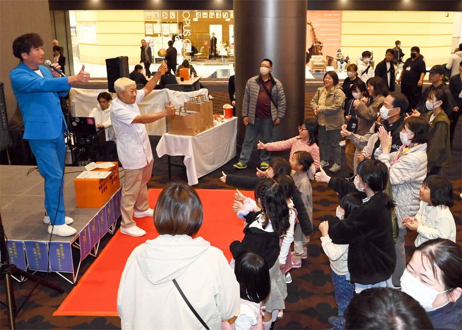 ジャンケン大会で盛り上がった前回の映画ベストテンの投票ＰＲイベント（昨年１１月、高知市のTOHOシネマズ高知）