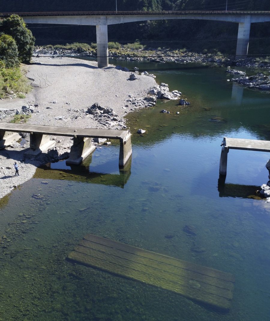 下流側から撮影した現在の里川沈下橋。流出した橋桁が川底にくっきり（写真はいずれも四万十町浦越でドローン撮影）