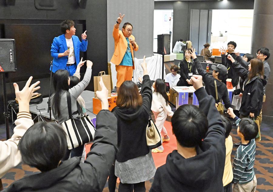 ツーライスによるじゃんけん大会などで盛り上がった「第７０回県民が選ぶ映画ベストテン」のイベント（高知市のＴＯＨＯシネマズ高知）