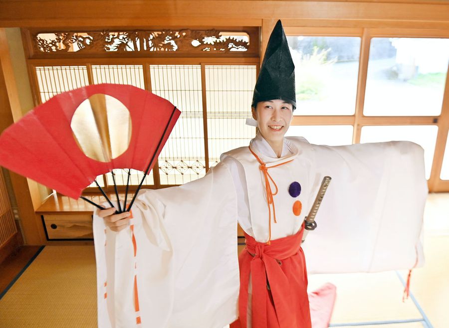 「いつか静御前が舞った鶴岡八幡宮でも奉納したい」と夢を語る荒木映里奈さん（土佐町田井の古民家「大屋敷」）