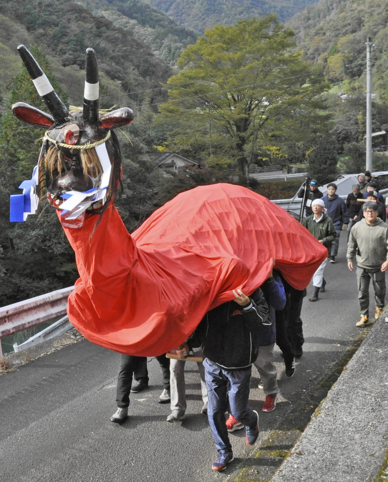 牛鬼に無病息災を祈願 四万十町で「冬もうし」 高知県 | 高知新聞