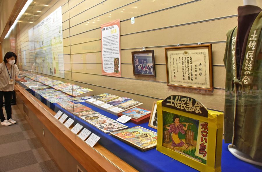 民話や戦争体験を聞き取ったカセットテープ２８０本の一部を展示。音源のデジタル化も進められている（高知市の県立文学館）