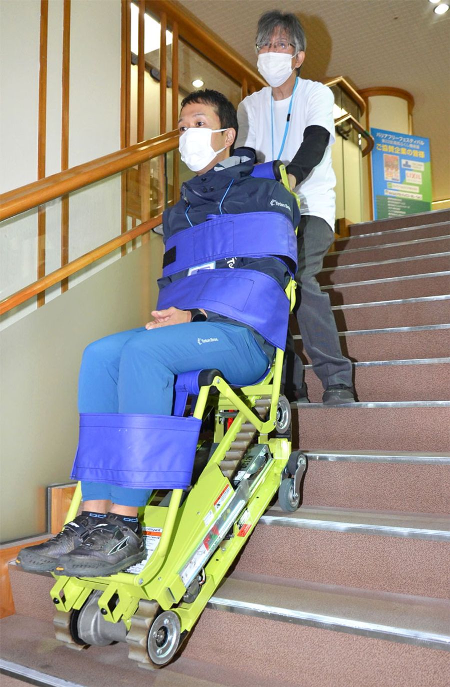 階段昇降機を体験する来場者(高知市の県立ふくし交流プラザ)