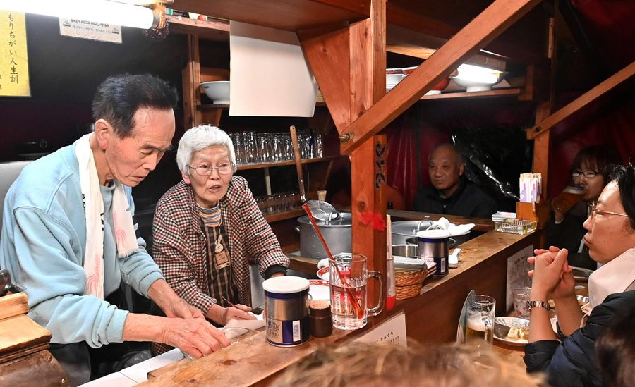 「チャーシュー麺、食べる人は?」と尋ねる横山シヅ子さんと弟さん(写真はいずれも高知市高見町の「スナック屋台おふくろ」=河本真澄撮影)