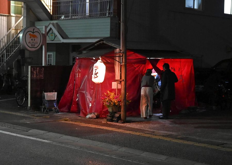 閉店を惜しむ客がひっきりなしに訪れる。店内に座れず、「ありがとね」「元気でね」と言葉を交わして帰る客も