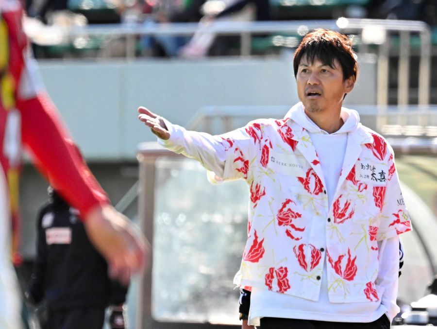 リーグ最終戦で選手たちに指示を送る高知Ｕ・吉本岳史監督。「大きな炎になって高知に帰ってくる」と決意を示す（２４日、春野陸上競技場）