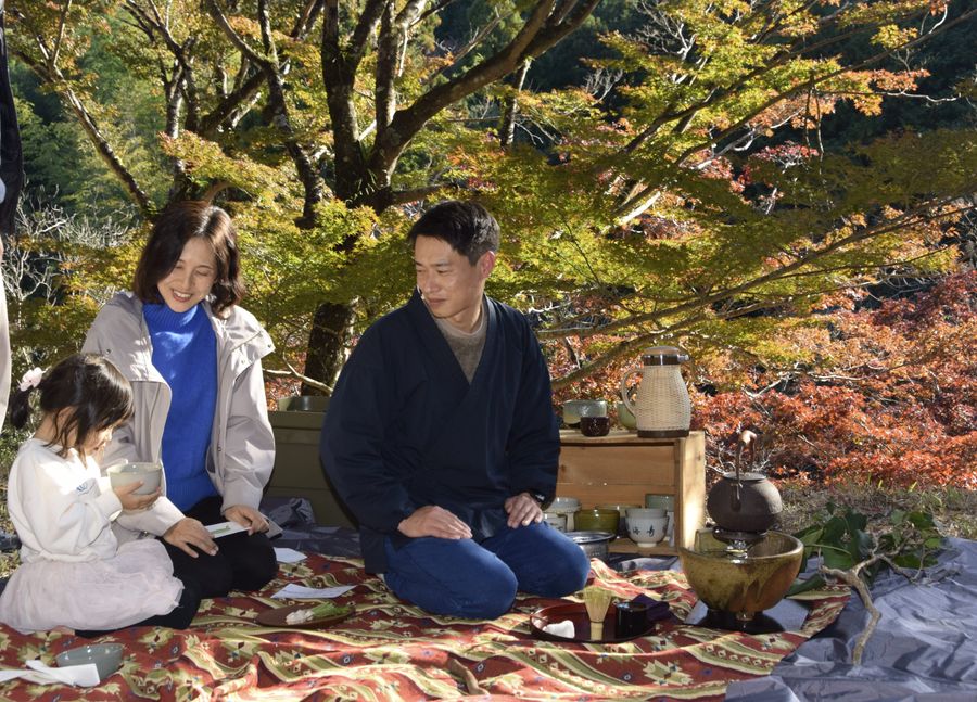 紅葉と野だてを堪能する家族連れ（安芸市の東山森林公園）