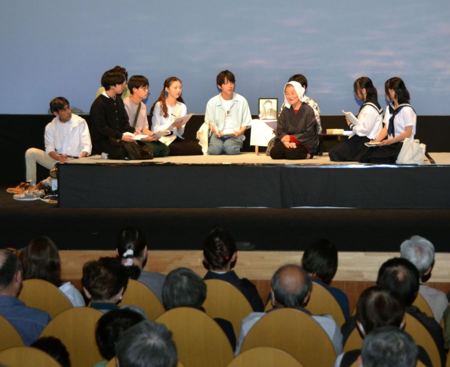 心を揺さぶる熱演に大勢の観客から拍手が送られた(高知市の県立美術館ホール)