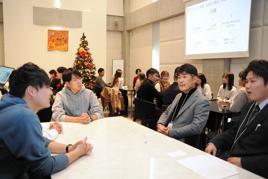 採用担当者らと学生が仕事のやりがいなどを語った交流会(高知市新本町2丁目)