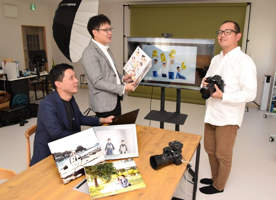 写真館を立ち上げた桜井透さん（左）と館長の岸本祐輝さん（中央）、カメラマンの川上隆さん（高知市升形）