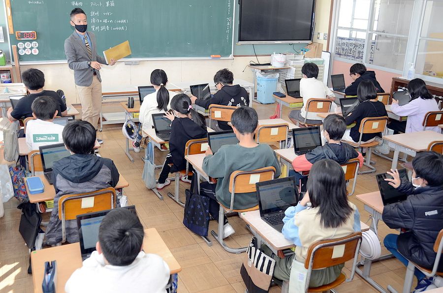 県版学力テストの質問調査を受ける児童（香南市の野市小学校）