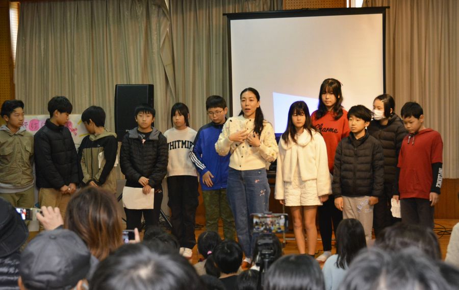 映画上映後にあいさつする安藤桃子さんと児童（四万十市の旧東中筋中学校）