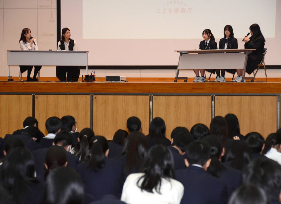 体験談を通じてヤングケアラーへの理解を深めた出前授業（高知市鴨部２丁目の高知国際高校）