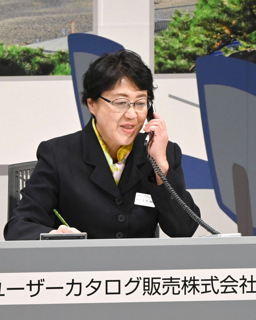 電話応対コンクール全国大会で競技に臨む千谷須美子さん（１１月１５日、高知市本町４丁目の県民文化ホール）