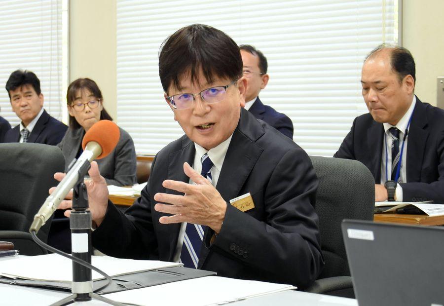 定例記者懇談会で説明する長岡幹泰教育長（県庁西庁舎）