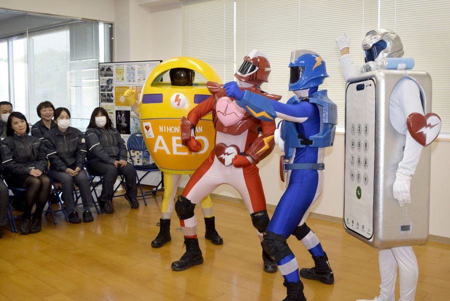 高知木型工業が製作した救命戦隊タスケルンジャーの着ぐるみ。左からショックマン、ハートマン、住警器マン、コールマン（香南市の高知機型工業）