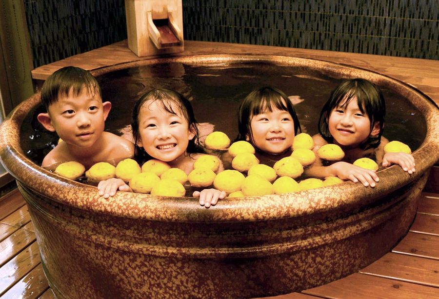 ユズ風呂にご満悦の子どもたち(北川村温泉)