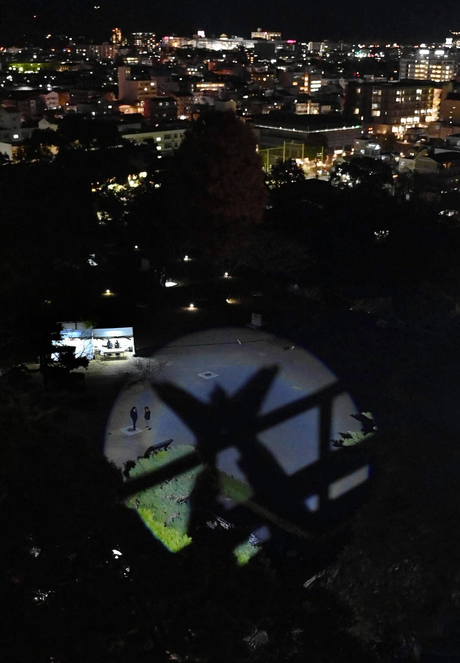 天守閣から巨大な影絵遊びなどが楽しめる「シャドウアップ高知城」（河本真澄撮影）