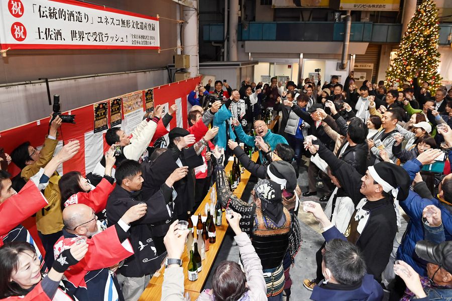 土佐酒の受賞ラッシュを祝い、大勢が乾杯したイベント（高知市帯屋町２丁目のひろめ市場前＝森本敦士撮影）