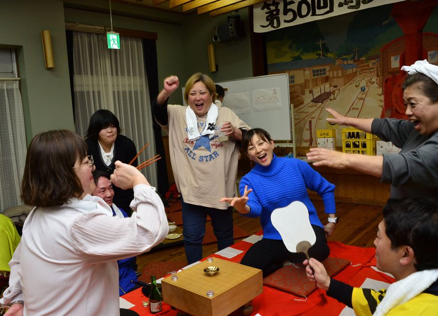 はし拳愛好家らが真剣勝負で盛り上がった大会（馬路村馬路の馬路温泉）
