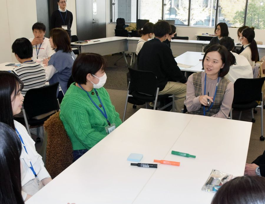 大学生と意見交換をする高知市の神谷美来副市長（同市役所）