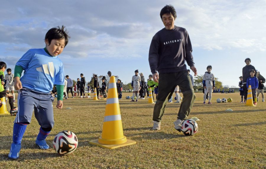 ドリブル練習に汗を流す親子(香南市野市町深渕の野市ふれあい広場)