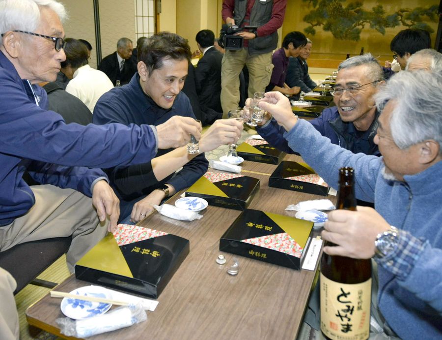 搾りたての地酒「とみやま」を味わった試飲会（四万十市中村愛宕町）