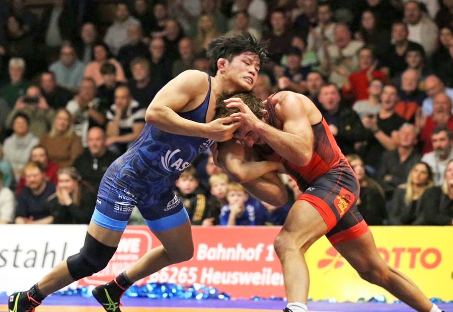 レスリングのドイツのリーグ戦に参戦した清岡幸大郎＝左（本人提供）