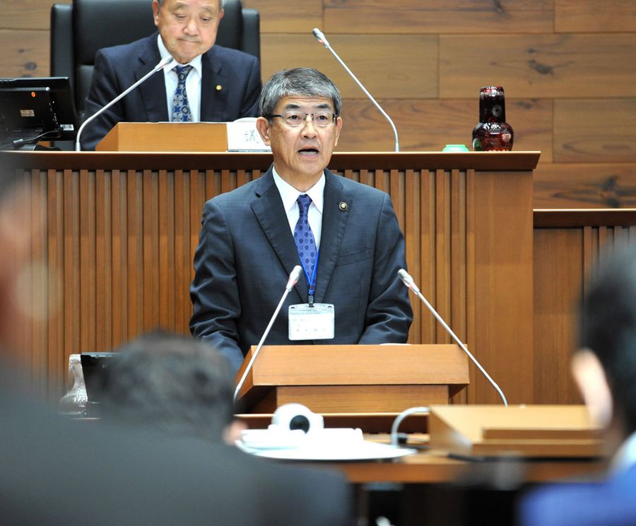 高知市議会１２月定例会で登壇する桑名龍吾市長。真価の問われる２年目が始まった（高知市役所の本会議場）