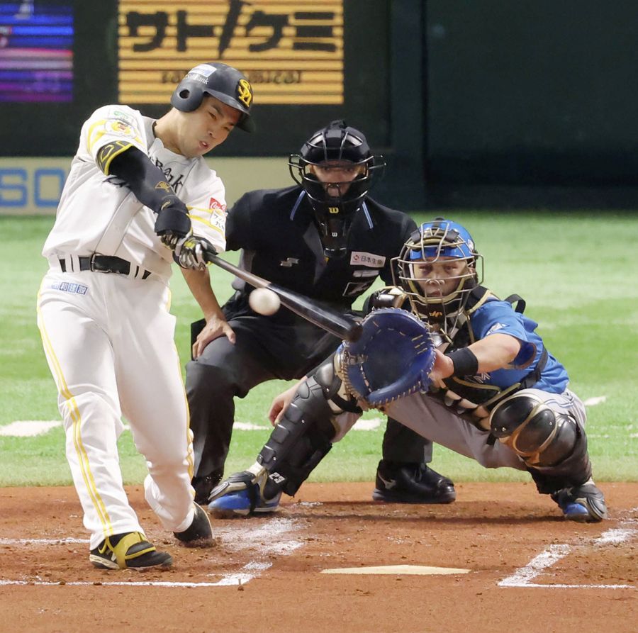 日本ハムとのクライマックスシリーズで二塁打を放つ、ソフトバンクの近藤健介外野手（２０２４年１０月、みずほペイペイドーム）