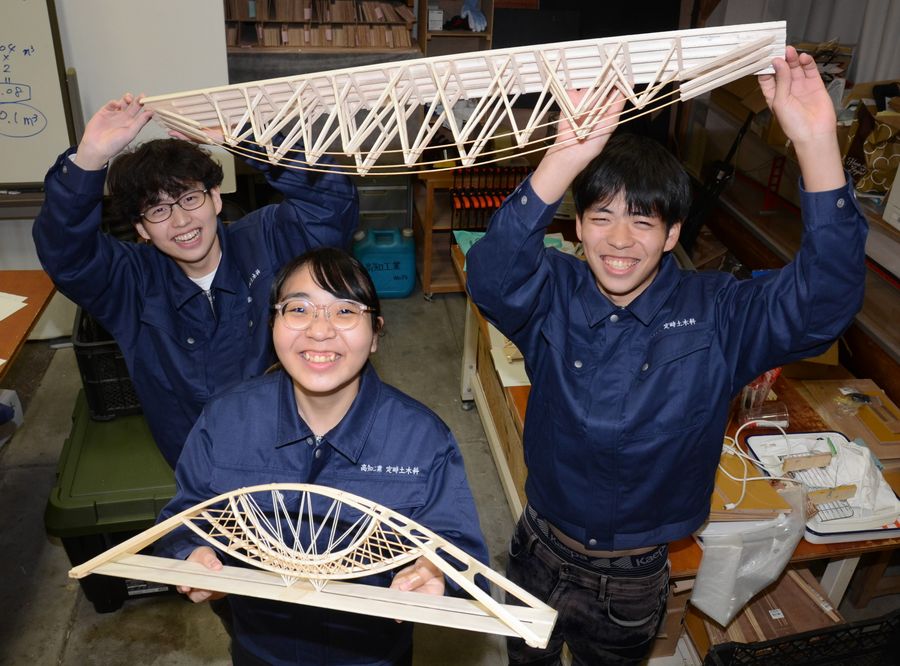 橋梁模型製作コンテストで最優秀に輝いた高知工業高の生徒たち