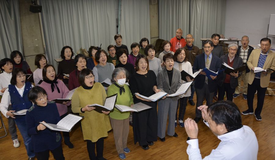 本番に向けて練習に励む「いの混声合唱団」メンバー（いの町の伊野公民館）