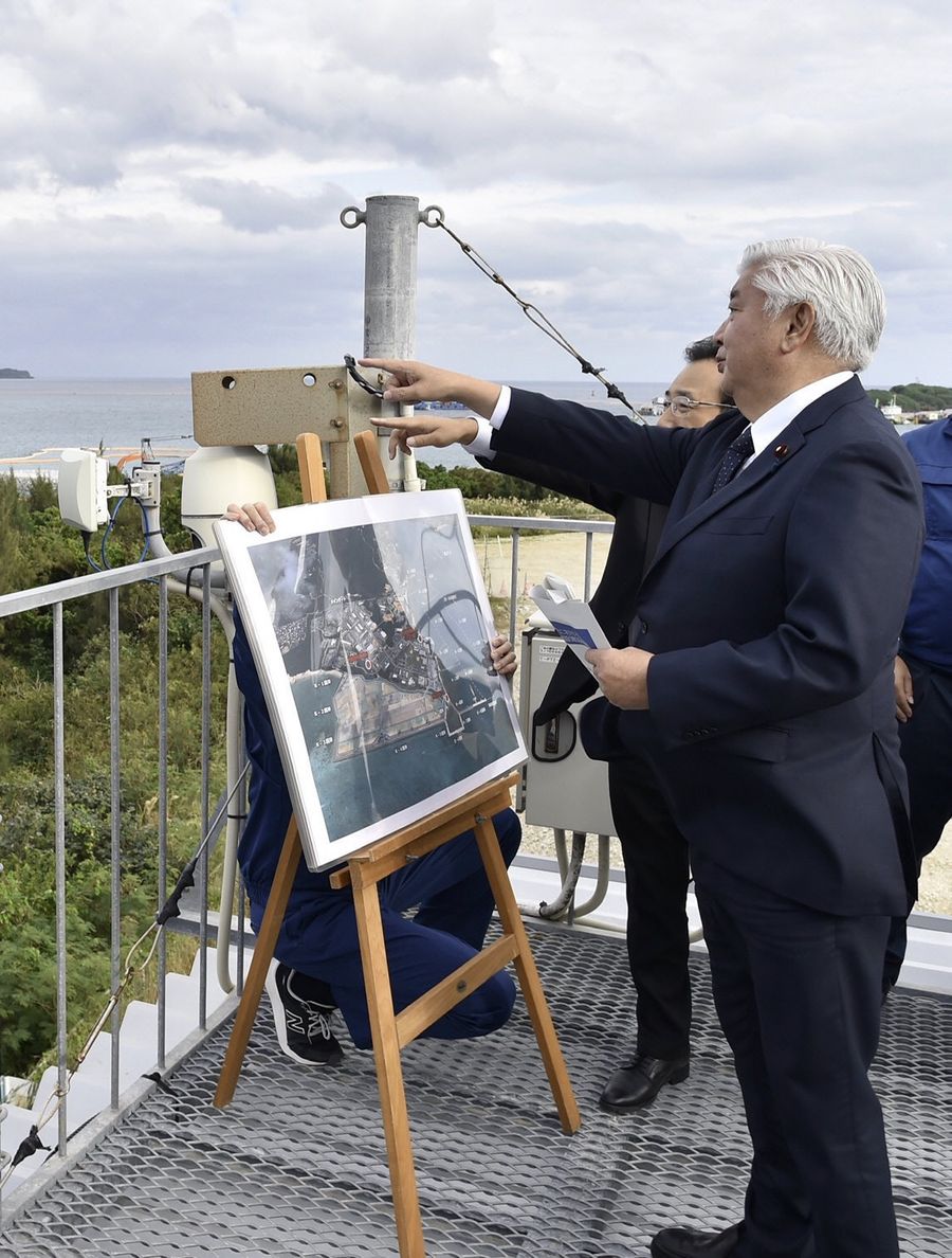 非公開で沖縄県名護市辺野古の移設現場を視察する中谷元・防衛相（防衛省提供）