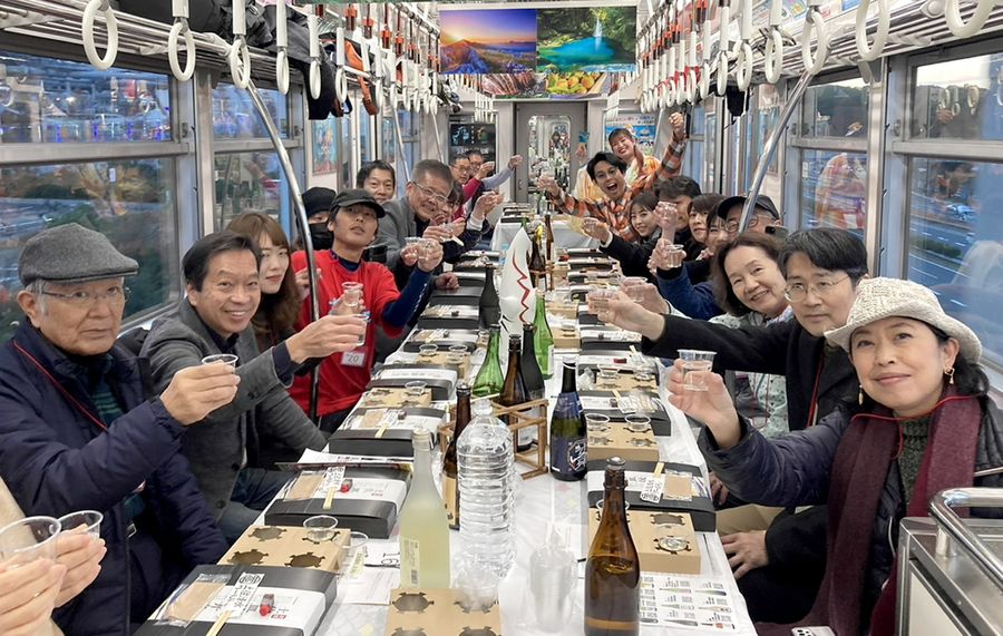 土佐酒で乾杯する参加者（大阪府吹田市＝県提供）