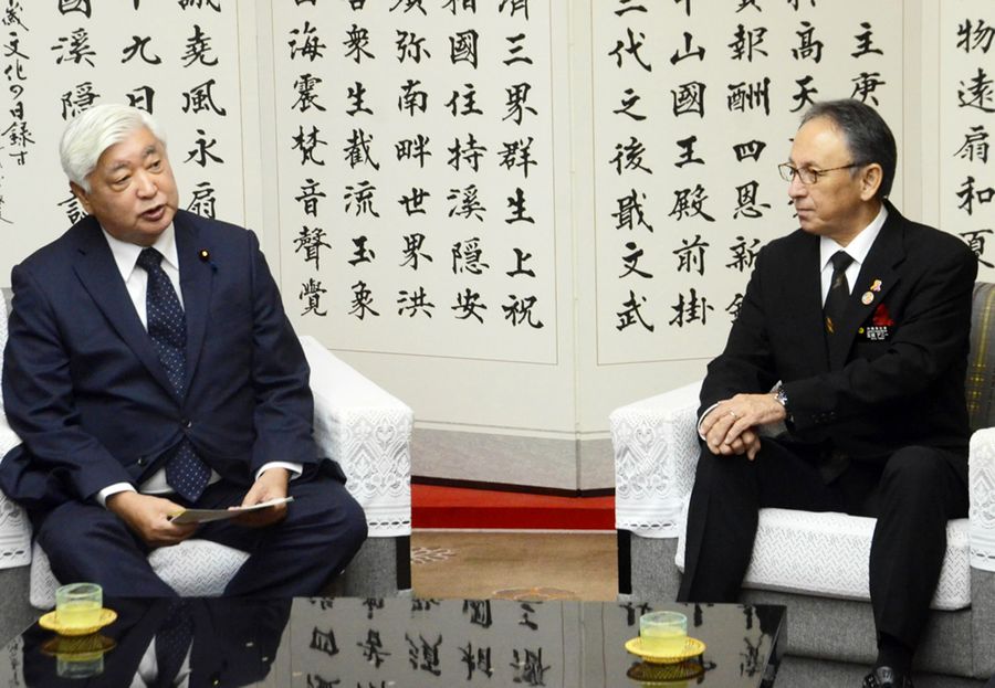 沖縄県の玉城デニー知事＝右＝と会談する中谷元・防衛相（沖縄県庁）