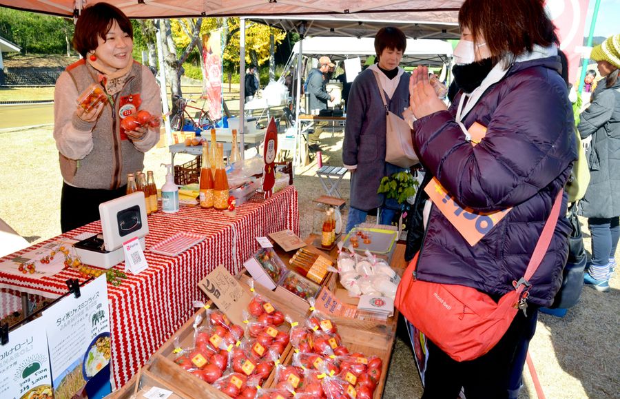 有機野菜などが並んだオーガニックフェスタ（高知市丸ノ内１丁目の丸ノ内緑地）